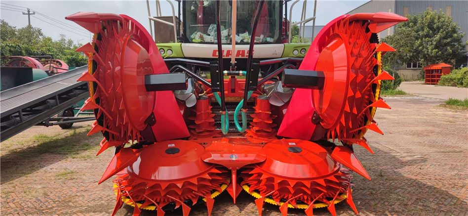 XWD-460PLUS青贮机割台挂接克拉斯950青贮机割台案例介绍