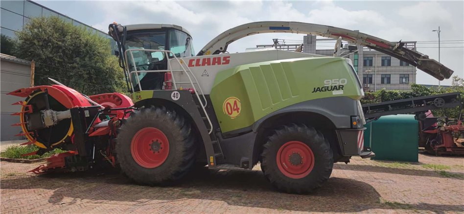 XWD-460PLUS青贮机割台挂接克拉斯950青贮机割台案例介绍